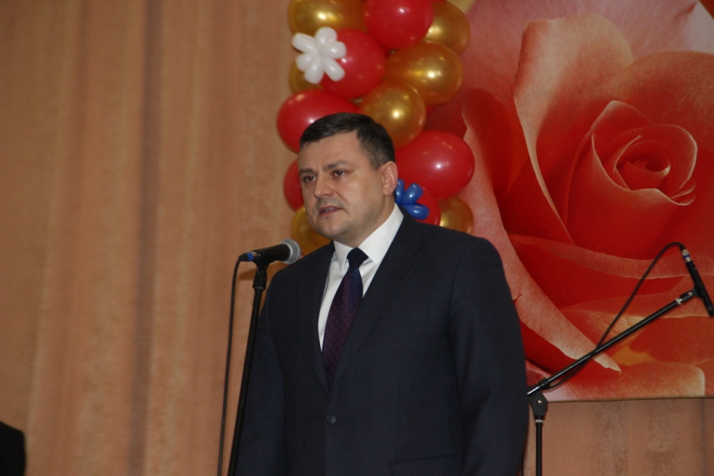 Благодарности, песни, танцы и много, много цветов!